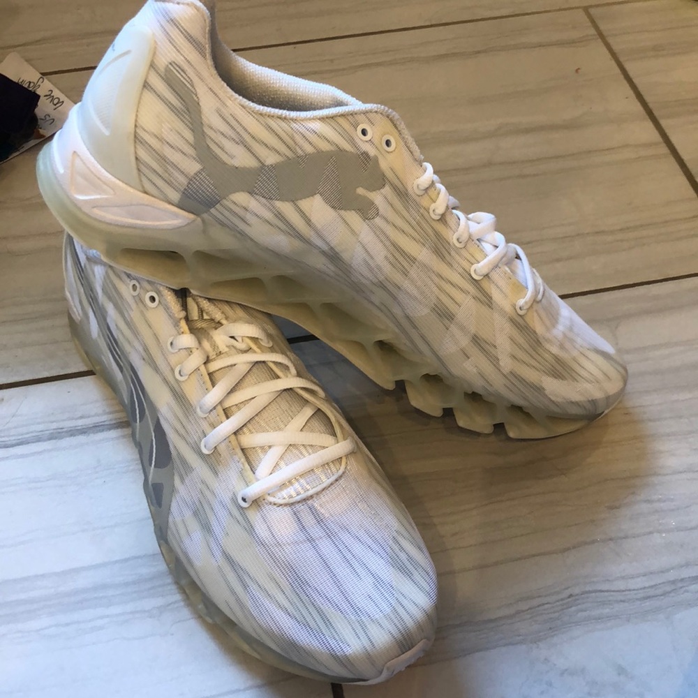 Men’s Puma tennis shoes